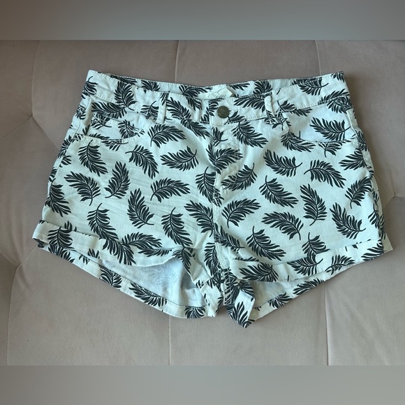H and M feather print hot pants. - Picture 5 of 11
